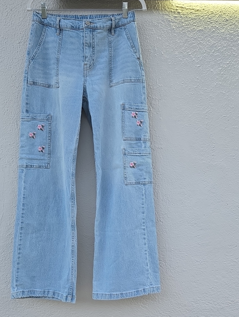 Wide-Leg Multi Pocket Jeans With Embroidered Detailing
